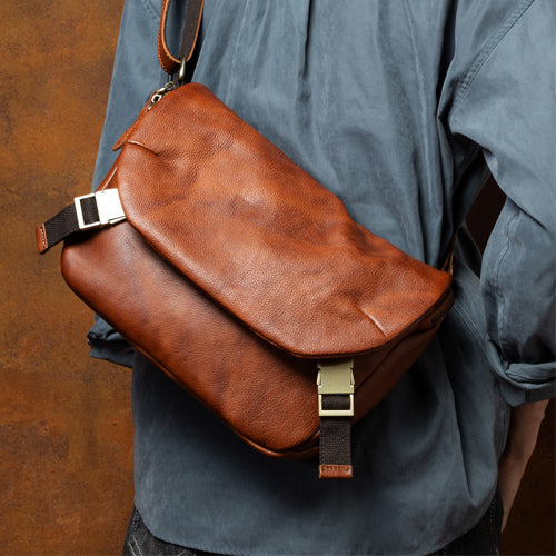 Braune Leder Crossbody Bag – Stylische Umhängetasche für Herren, passend für Tablets & Laptop